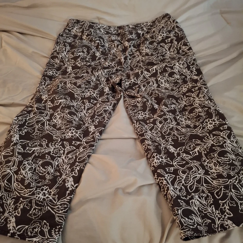 Ann Taylor LOFT Women's Brown And White Floral Capris
